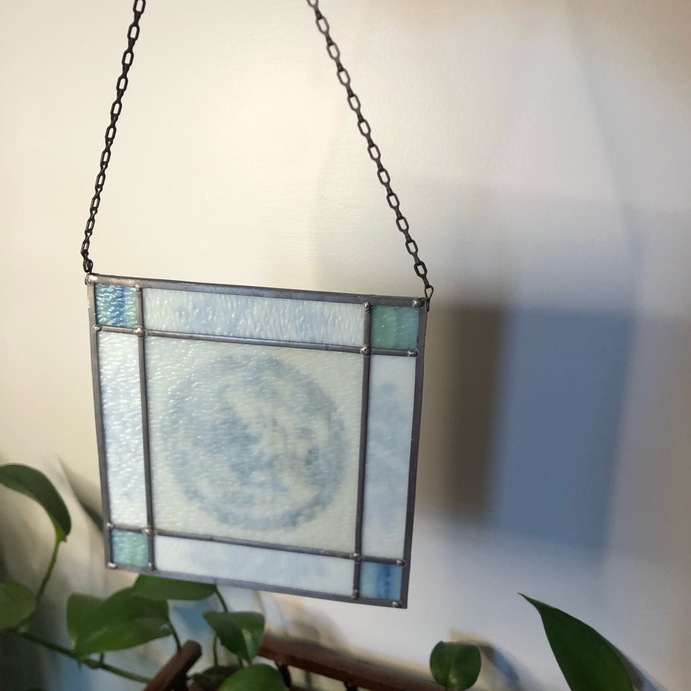 Authentic Blue & White Chinoiserie Glass Stained Glass Suncatcher - Picture 5 of 5